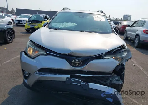 2017 Toyota Rav4 Xle z USA, uszkodzony, nr VIN 2T3WFREV6HW371429